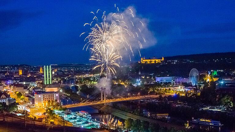 Das Kiliani-Feuerwerk ist in Würzburg weithin sicht- und hörbar.