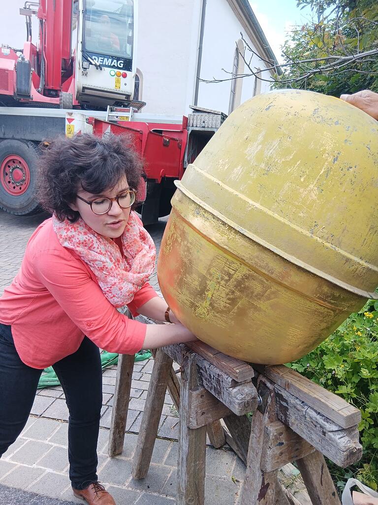 Pfarrerin Christina Lungfiel legte die neu befüllte Büchse in die Birkenfelder Turmkugel. Pfarrerin Christina Lungfiel legte die neu befüllte Büchse in die Birkenfelder Turmkugel.