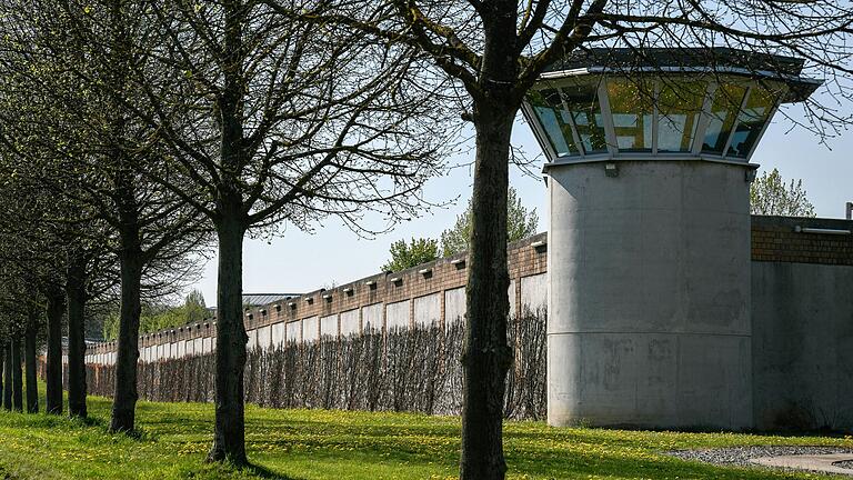 Mehrere Häftlinge durften die Justizvollzugsanstalt in Würzburg seit der Teillegalisierung von Cannabis vorzeitig verlassen. Mehrere Häftlinge durften die Justizvollzugsanstalt in Würzburg seit der Teillegalisierung von Cannabis vorzeitig verlassen.