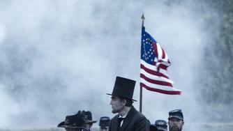 Daniel Day Lewis as President Abraham Lincoln in 'Lincoln'       -  Endlich sind sie bekannt: die Nominierungen für die Oscar-Nacht am 24. Februar im Dolby Theatre in Los Angeles. 
Das Geschichtsdrama 'Lincoln' geht als Favorit in das diesjährige Rennen. Der Film von Steven Spielberg wurde am Donnerstag, 10. Januar 2013, ganze zwölf Mal für den wichtigsten Filmpreis der Welt nominiert (unter anderem in den Kategorien beste Regie (Steven Spielberg), bester Hauptdarsteller (Daniel Day-Lewis) und bester Film).