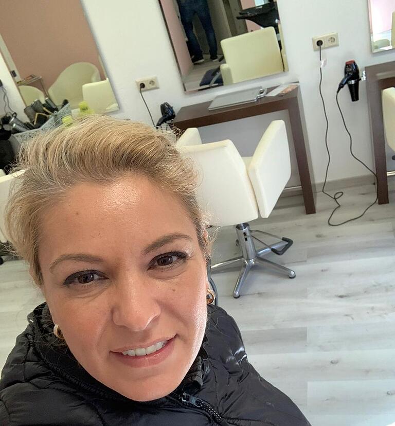 Leidet unter der Corona-Krise, sieht aber Licht am Ende des Tunnels: Cristina Bodas ist seit wenigen Monaten Inhaberin eines Friseursalons in Himmelstadt. Leidet unter der Corona-Krise, sieht aber Licht am Ende des Tunnels: Cristina Bodas ist seit wenigen Monaten Inhaberin eines Friseursalons in Himmelstadt.