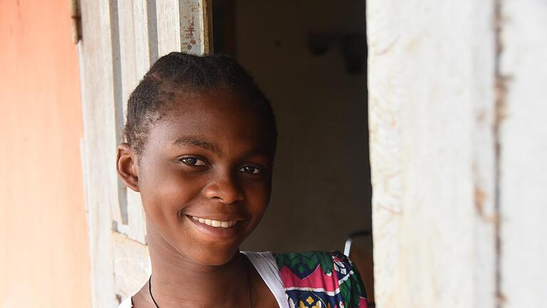 Christine (17) aus Kamerun  litt seit Geburt unter einer Trübung der Augenlinse. Dank der Spenden aus Hammelburg konnte sie sich einen Operation leisten und kann jetzt wieder klar sehen.       -  Christine (17) aus Kamerun  litt seit Geburt unter einer Trübung der Augenlinse. Dank der Spenden aus Hammelburg konnte sie sich einen Operation leisten und kann jetzt wieder klar sehen.