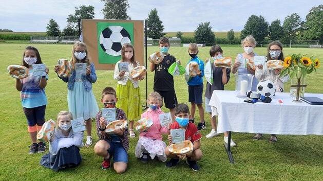 Die Schülerinnen und Schüler freuten sich über einen Fußball und einen Wasserball