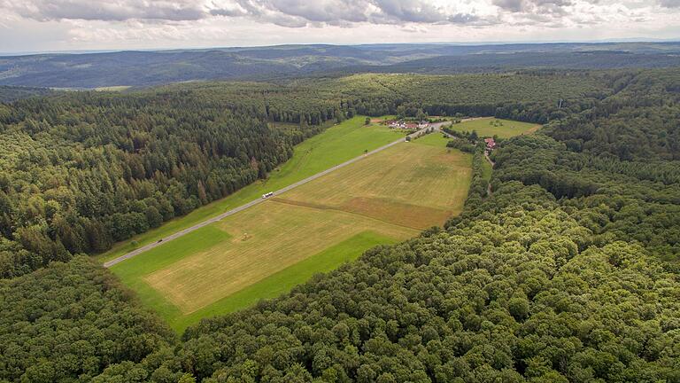 Nach den Plänen der Staatsregierung wird es vorerst keinen Aussichtsturm am Bischborner Hof geben. Dafür aber einen Walderlebnispfad und Abenteuerspielplatz. (Archivfoto) Nach den Plänen der Staatsregierung wird es vorerst keinen Aussichtsturm am Bischborner Hof geben. Dafür aber einen Walderlebnispfad und Abenteuerspielplatz. (Archivfoto)