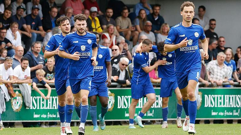 Der Würzburger FV (links Moritz Lotzen, rechts Lukas Imgrund) tritt in der zweiten und entscheidenden Runde der Bayernliga-Relegation gegen den TSV Großbardorf an. Das Hinspiel findet an diesem Mittwoch in Großbardorf, das Rückspiel am Samstag in Würzburg statt.