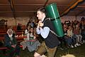 Mit vollem Körpereinsatz wurde auch heuer wieder beim Bierathlon, einem Gaudiwettbewerb rund ums Bier, gekämpft. Im Bild ein Teammitglied des Oberstreuer Männerballets beim Bierbutten-Hindernislauf.