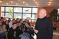 Der Berliner Thomas Lukow hat in jungen Jahren die allgegenwärtige Macht der Partei und ihrer Ideologie in der DDR erlebt. Als Zeitzeuge berichtete er in der Aula der Realschule Arnstein davon.