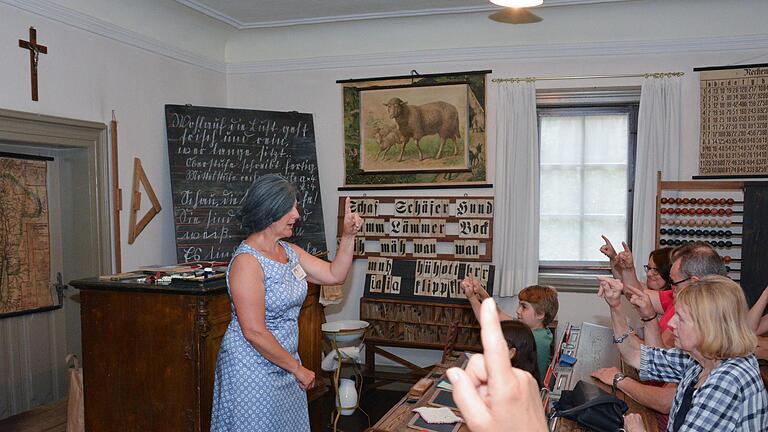 Museumspädagogin Renate Kiesel unterrichtete die Teilnehmer einer Führung durch das Schulmuseum wie in alten Zeiten. Foto: Björn Hein - Museumspädagogin Renate Kiesel unterrichtete die Teilnehmer einer Führung durch das Schulmuseum wie in alten Zeiten. Foto: Björn Hein Museumspädagogin Renate Kiesel unterrichtete die Teilnehmer einer Führung durch das Schulmuseum wie in alten Zeiten. Foto: Björn Hein - Museumspädagogin Renate Kiesel unterrichtete die Teilnehmer einer Führung durch das Schulmuseum wie in alten Zeiten. Foto: Björn Hein