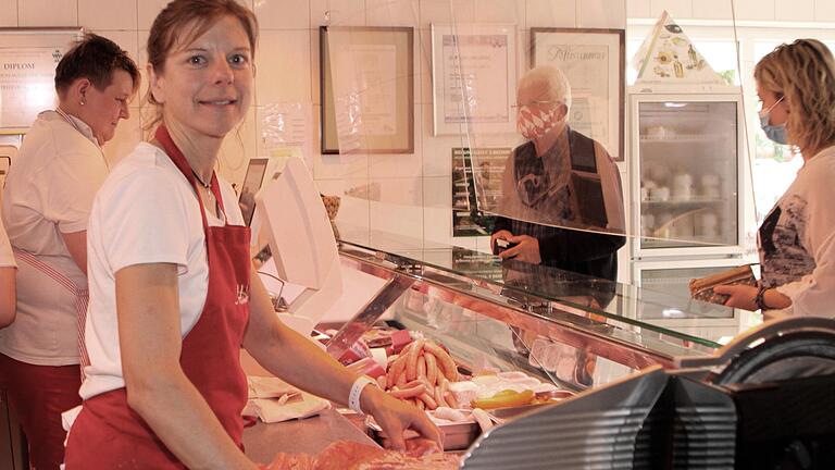 Für Metzgermeisterin und Betriebswirtin Marion Hümmer, die zudem Ernährungsberaterin und hier Verkäuferin ist, steht die Qualität ihrer Produkte an oberster Stelle. Für Metzgermeisterin und Betriebswirtin Marion Hümmer, die zudem Ernährungsberaterin und hier Verkäuferin ist, steht die Qualität ihrer Produkte an oberster Stelle.