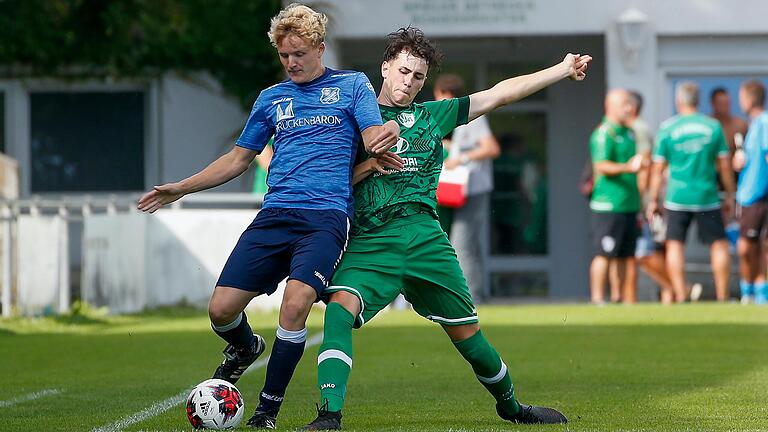 Tim Beischmidt (links) vom SV Sonderhofen wird von Tobias Schaupp vom SV Heidingsfeld bedrängt. Nach einem Unentschieden im Hinspiel, aus dem die Spielszene ist, gewann der SV Sonderhofen das Rückspiel gegen den SV Heidingsfeld auf eigenem Platz. Tim Beischmidt (links) vom SV Sonderhofen wird von Tobias Schaupp vom SV Heidingsfeld bedrängt. Nach einem Unentschieden im Hinspiel, aus dem die Spielszene ist, gewann der SV Sonderhofen das Rückspiel gegen den SV Heidingsfeld auf eigenem Platz.