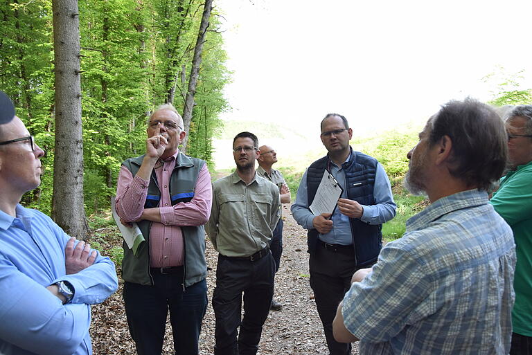 Beidseits des Weges werden im Herbst über fünf Hektar Wald für die Steinbrucherweiterung gerodet. Die Förster des AELF Christoph Kirchner, Patrick Schelbert, und Christoph Hamann erläuterten dem Bau-, Umwelt-, Land- und Forstwirtschaftsausschuss die geplanten Maßnahmen. Im Hintergrund der Schwenk-Steinbruch. Beidseits des Weges werden im Herbst über fünf Hektar Wald für die Steinbrucherweiterung gerodet. Die Förster des AELF Christoph Kirchner, Patrick Schelbert, und Christoph Hamann erläuterten dem Bau-, Umwelt-, Land- und Forstwirtschaftsausschuss die geplanten Maßnahmen. Im Hintergrund der Schwenk-Steinbruch.