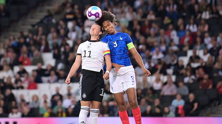 Wendie Renard.jpeg       -  Frankreichs Wendie Renard (r) wird das Spiel gegen die DFB verpassen. Hier finden Sie Infos rund um Termin, Uhrzeit und Übertragung des Halbfinales der 'Women's Nations League'.
