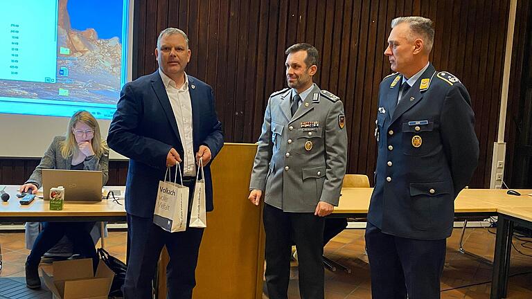 Die Verbundenheit der Stadt mit der Bundeswehr zeigte der Volkacher Stadtrat bei seiner vierten Jahresabschlusssitzung in der Mainfrankenkaserne. Im Bild dankt (von links) Bürgermeister Heiko Bäuerlein dem Bataillonskommandeur Manuel Goldschmitt und dem stellvertretenden Regimentskommandeur Markus Klose. Die Verbundenheit der Stadt mit der Bundeswehr zeigte der Volkacher Stadtrat bei seiner vierten Jahresabschlusssitzung in der Mainfrankenkaserne. Im Bild dankt (von links) Bürgermeister Heiko Bäuerlein dem Bataillonskommandeur Manuel Goldschmitt und dem stellvertretenden Regimentskommandeur Markus Klose.