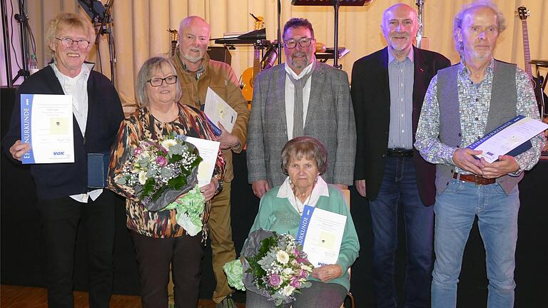 Für langjährigen ehrenamtlichen Einsatz im VdK gab es Urkunden und Blumen: (von links) Horst Kern, Elfriede Sinn, Reinhold Feth, stellvertretender Landesvorsitzender Heinz Heeg, Helga Rink (sitzend) Kreisvorsitzender Hartmut Stiller und Michael Hava.