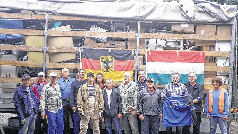 Voll beladen: Die Reservisten aus Hammelburg, Bad Neustadt und Bad Kissingen sowie Angehörigen des Kissinger Integrations-Projekts haben am Hammelburger Krankenhaus den Transporter nach Ungarn beladen.Foto: Feldmann Voll beladen: Die Reservisten aus Hammelburg, Bad Neustadt und Bad Kissingen sowie Angehörigen des Kissinger Integrations-Projekts haben am Hammelburger Krankenhaus den Transporter nach Ungarn beladen.Foto: Feldmann
