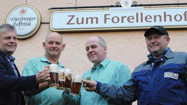 Stoßen gemeinsam auf die Gastlichkeit im Forellenhof an: Bernhard Roth von der Würzburger Hofbräu, Eigentümer Karlheinz Reuß, Istvan Polyak und Getränkelieferant Alexander Wolf. Stoßen gemeinsam auf die Gastlichkeit im Forellenhof an: Bernhard Roth von der Würzburger Hofbräu, Eigentümer Karlheinz Reuß, Istvan Polyak und Getränkelieferant Alexander Wolf.