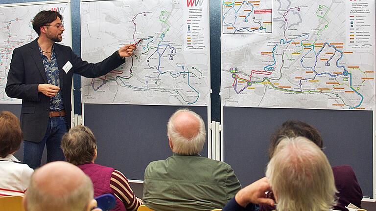 WSB-Planer Niklas Dehne erläutert die veränderten Buslinien für Lindleinsmühle, Versbach und Lengfeld. WSB-Planer Niklas Dehne erläutert die veränderten Buslinien für Lindleinsmühle, Versbach und Lengfeld.