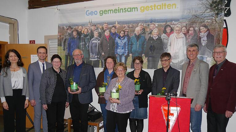 Mit dem "GEO innovare"-Windlicht wurden 2020 die Vertreter der Gerolzhöfer Städtepartnerschaften ausgezeichnet (von links): Kerstin Krammer-Kneissl, Landrat Florian Töpper, Bürgermeisterin a.D. Irmgard Krammer, Siegfried Brendel (Elek, Ungarn), Anja Hümpfner (Mamers, Frankreich), Hannelore Hippeli, ehemalige Patenschaftsbeauftragte des Stadtrats, Elke Friedl (Sé, Benin), Rainer Schäfer (Scarlino, Italien), Stadtrat Thomas Vizl sowie Altbürgermeister Hartmut Bräuer. Mit dem "GEO innovare"-Windlicht wurden 2020 die Vertreter der Gerolzhöfer Städtepartnerschaften ausgezeichnet (von links): Kerstin Krammer-Kneissl, Landrat Florian Töpper, Bürgermeisterin a.D. Irmgard Krammer, Siegfried Brendel (Elek, Ungarn), Anja Hümpfner (Mamers, Frankreich), Hannelore Hippeli, ehemalige Patenschaftsbeauftragte des Stadtrats, Elke Friedl (Sé, Benin), Rainer Schäfer (Scarlino, Italien), Stadtrat Thomas Vizl sowie Altbürgermeister Hartmut Bräuer.