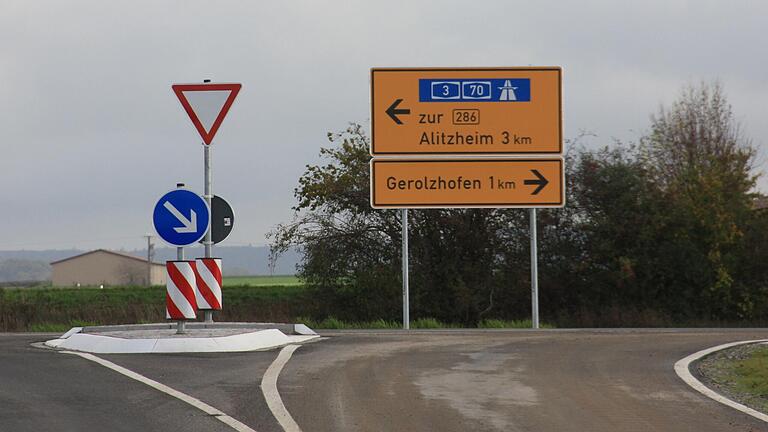 An der Lkw-Ausfahrt des Norma-Betriebsgeländes werden die Verkehrsteilnehmer, die zur B 286 und zu den Autobahnen A 3 und A 70 fahren möchten, gezielt nach links zur Auffahrt bei Alitzheim gelenkt und nicht nach rechts über Gerolzhofen. An der Lkw-Ausfahrt des Norma-Betriebsgeländes werden die Verkehrsteilnehmer, die zur B 286 und zu den Autobahnen A 3 und A 70 fahren möchten, gezielt nach links zur Auffahrt bei Alitzheim gelenkt und nicht nach rechts über Gerolzhofen.