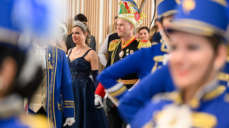 Prinzenball 1.KaGe Elferrat       -  Mehrere hundert Gäste feiern am Samstag (13.01.24) den traditionellen Prinzenball der 1. Karnevalsgesellschaft Elferrat im Panorama-Saal im Congress Centrum in Würzburg. Das am Vormittag frisch inthronisiierte Prinzenpaar Phil I und Kata hatte die Würzburger Gesellschaft zum Tanze gebeten.
