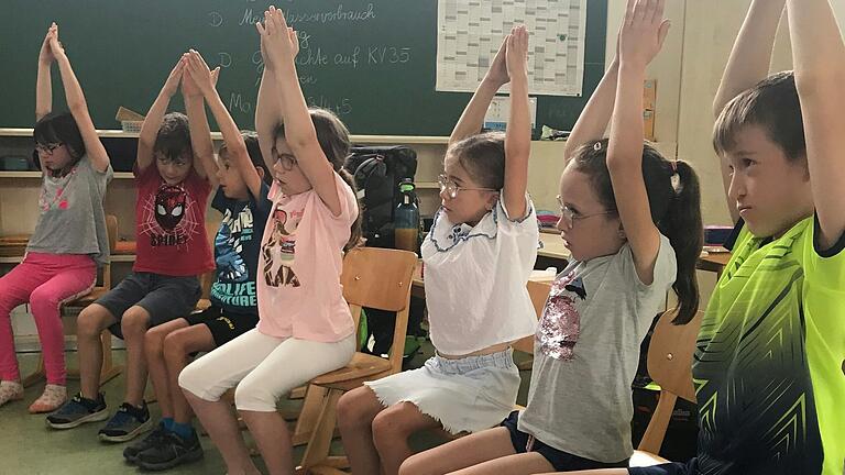 Um die Themen Sport und Gesundheit ging es bei der Projektwoche in der Bergtheimer Grundschule. Dabei lernten die Kinder beispielsweise das Sitzyoga kennen.