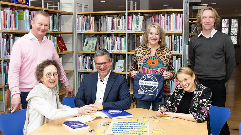 Spaß am Spiel (stehend von links): Jürgen Wünschenmeyer, Christiane Förster, Publizist und Spieldesigner Wolf-Dieter Raftopoulo. Sitzend von links: Martha Maucher, Björn Rudek und Dörthe Wiethoff.