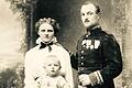 Adelbert und Maria Gümbel und ihr 1914 geborener Sohn Wilhelm im Jahr 1916. Staatsarchiv Würzburg, Familienarchiv Gümbel