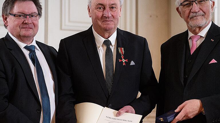 Bundesverdienstkreuz am Band - Helmut Luff (Mitte) wurde von Staatssekretär Gerhard Eck (links) und Regierungspräsident Paul Beinhofer mit dem Bundesverdienstkreuz am Band ausgezeichnet. Bundesverdienstkreuz am Band - Helmut Luff (Mitte) wurde von Staatssekretär Gerhard Eck (links) und Regierungspräsident Paul Beinhofer mit dem Bundesverdienstkreuz am Band ausgezeichnet.