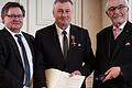 Bundesverdienstkreuz am Band       -  Helmut Luff (Mitte) wurde von Staatssekretär Gerhard Eck (links) und Regierungspräsident Paul Beinhofer mit dem Bundesverdienstkreuz am Band ausgezeichnet.