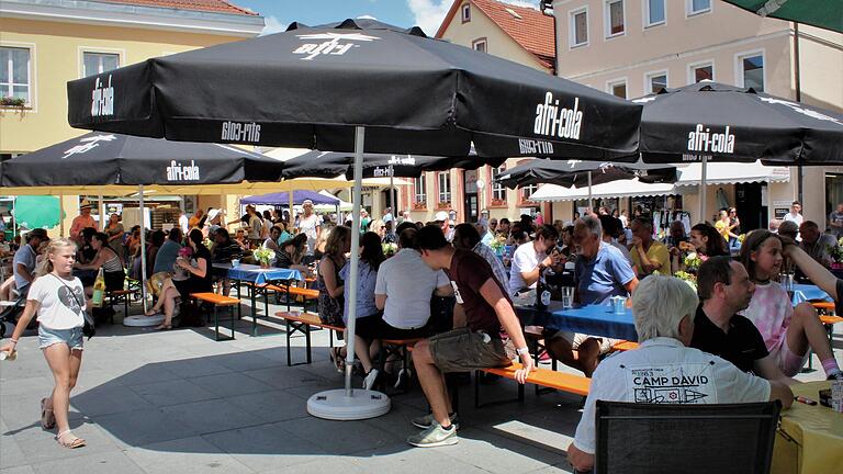 Schattige Plätze waren beim Stadtfest in Mellrichstadt heiß begehrt. Schattige Plätze waren beim Stadtfest in Mellrichstadt heiß begehrt. 