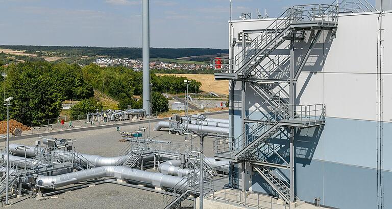 Die neue Gas-Verdichterstation liegt etwa einen Kilometer vom Ortsrand von Rimpar (im Hintergrund) entfernt. Sie ersetzt die bisherige Anlage aus den 1970er Jahren.