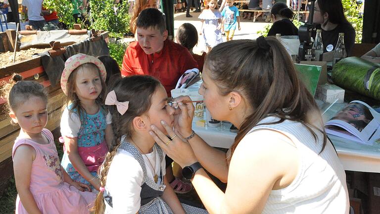 Kinderschminken erfreute sich beim Hoffest großer Beliebtheit. Kinderschminken erfreute sich beim Hoffest großer Beliebtheit.