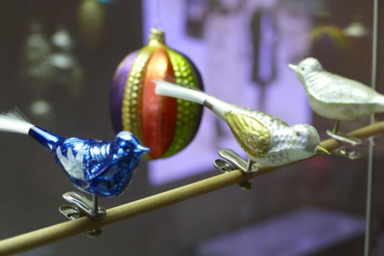 Vögel sind beliebte Formen, die Lauschaer Glasbläser traditionell herstellen. Vögel sind beliebte Formen, die Lauschaer Glasbläser traditionell herstellen.