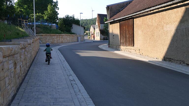 Nach der im vergangenen Jahr abgeschlossenen Straßensanierung in Wagenhausen soll nun im Rahmen der Dorferneuerung auch ein Platz in der Dorfmitte neu gestaltet werden. Nach der im vergangenen Jahr abgeschlossenen Straßensanierung in Wagenhausen soll nun im Rahmen der Dorferneuerung auch ein Platz in der Dorfmitte neu gestaltet werden.