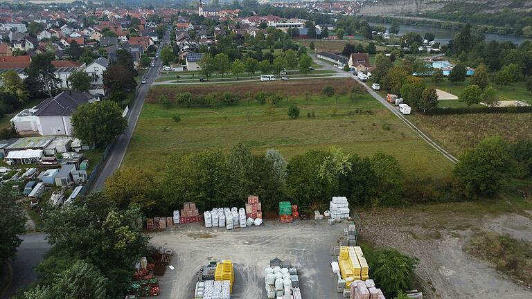 Ein Teil dieses Grundstücks, im Anschluss an den derzeit eingezäunten Lagerbereich, ist für die Heizzentrale 'Zellingen Süd' vorgesehen. Einst stand in der Gassenwiese 49 das legendäre Tanzcenter. Ein Teil dieses Grundstücks, im Anschluss an den derzeit eingezäunten Lagerbereich, ist für die Heizzentrale 'Zellingen Süd' vorgesehen. Einst stand in der Gassenwiese 49 das legendäre Tanzcenter.