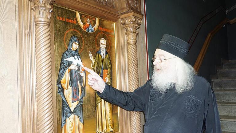 Eine neue Ikone in einem Prosgynitarion ziert den Eingangsbereich der orthodoxen Kirche in Bischofsheim. Pfarrer Fjodor Hölldobler hat es anfertigen lassen aus Verehrung für den Mönchsvater, den Heiligen Benedikt und seine Zwillingsschwester die Heilige Scholastika. Foto: Marion Eckert - Eine neue Ikone in einem Prosgynitarion ziert den Eingangsbereich der orthodoxen Kirche in Bischofsheim. Pfarrer Fjodor Hölldobler hat es anfertigen lassen aus Verehrung für den Mönchsvater, den Heiligen Benedikt und seine Zwillingsschwester die Heilige Scholastika. Foto: Marion Eckert Eine neue Ikone in einem Prosgynitarion ziert den Eingangsbereich der orthodoxen Kirche in Bischofsheim. Pfarrer Fjodor Hölldobler hat es anfertigen lassen aus Verehrung für den Mönchsvater, den Heiligen Benedikt und seine Zwillingsschwester die Heilige Scholastika. Foto: Marion Eckert - Eine neue Ikone in einem Prosgynitarion ziert den Eingangsbereich der orthodoxen Kirche in Bischofsheim. Pfarrer Fjodor Hölldobler hat es anfertigen lassen aus Verehrung für den Mönchsvater, den Heiligen Benedikt und seine Zwillingsschwester die Heilige Scholastika. Foto: Marion Eckert