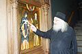 Eine neue Ikone in einem Prosgynitarion ziert den Eingangsbereich der orthodoxen Kirche in Bischofsheim. Pfarrer Fjodor Hölldobler hat es anfertigen lassen aus Verehrung für den Mönchsvater, den Heiligen Benedikt und seine Zwillingsschwester die Heilige Scholastika. Foto: Marion Eckert       -  Eine neue Ikone in einem Prosgynitarion ziert den Eingangsbereich der orthodoxen Kirche in Bischofsheim. Pfarrer Fjodor Hölldobler hat es anfertigen lassen aus Verehrung für den Mönchsvater, den Heiligen Benedikt und seine Zwillingsschwester die Heilige Scholastika. Foto: Marion Eckert