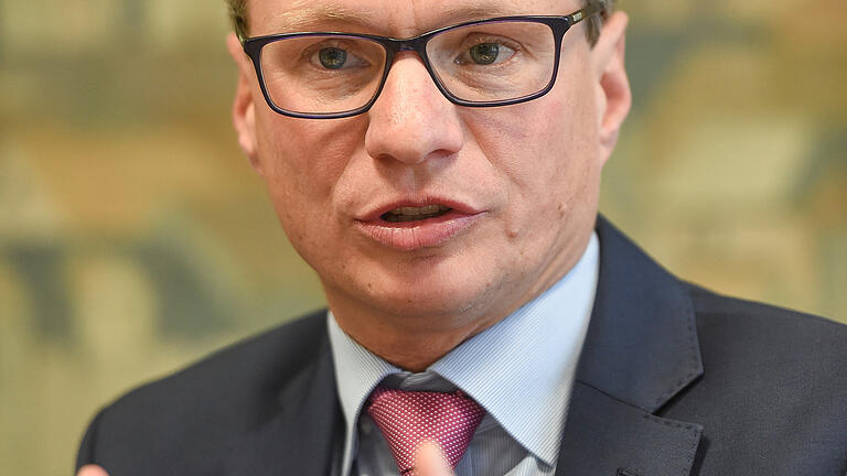 Wissenschafts- und Kunstminister Bernd Sibler im Gespräch.