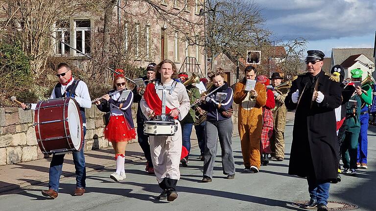 Faschingszug in Gefäll       -  Der Musikverein Gefäll führte den Faschingszug an. Natürlich waren die Musiker kostümiert.