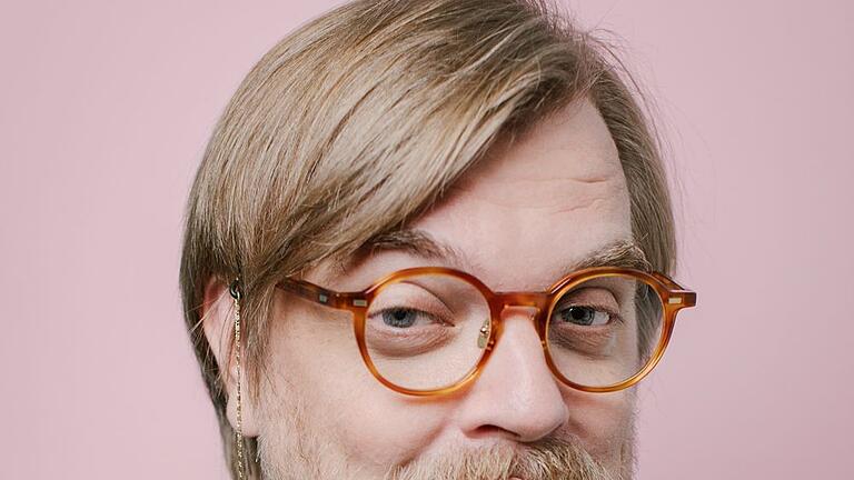 Nilz Bokelberg ist Moderator, Podcaster, Autor und DJ.