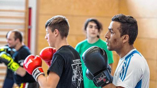 In der Haßfurter Kampfkunstvereinigung Gong Fu lernen junge und ältere Mitglieder mit und ohne Immigrationshintergrund. Ahmad Richard (rechts) stammt aus Afghanistan.