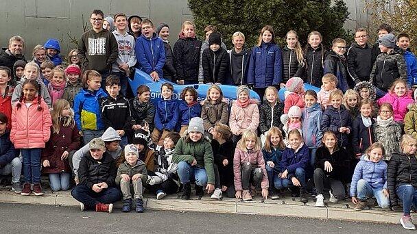 Überraschungsfahrt ins Meeresaquarium nach Zella-Mehlis       -  Bürgermeister Michael Ziegler startete vor zwei Wochen mit insgesamt 84 Kindern und Jugendlichen im Alter von sechs bis 13 Jahren zu einem zunächst unbekannten Überraschungsziel in den Erlebnisausflug. Dies teilt die Stadt Eltmann in einem Schreiben mit. Erst während der Fahrt und nach einem Rätselspiel wurde das Ziel bekannt gegeben. Das Ziel hieß Meeresaquarium in Zella-Mehlis und anschließend ging's weiter nach Oberhof zu den dortigen Wintersportstätten, heißt es weiter in der Verlautbarung. Im Meeresaquarium konnten Haifische, Krokodile, Schildkröten, Seepferdchen und viele weitere bunte und kuriose, große und kleine Wasserbewohner bestaunt werden. In Oberhof brachte der dort zugestiegene Busreiseführer die neugierige und wissenshungrige Reisetruppe zu den einzelnen Wintersportstätten und erklärte unter anderem das Bobfahren am Modell eines modernen Bobschlittens und an einem erfolgreichen Weltmeister- und Olympia-Bobschlitten der damaligen DDR. Ferner besichtigten die Eltmanner die ganzjährig geöffnete Skihalle. Darin können vor allem Skilangläufer und Biathleten auf einem Rundkurs mit einer Länge von 1754 Metern Länge mit Anstiegen und Abfahrten zu jeder Jahreszeit trainieren. Die Kinder und Jugendlichen staunten über den vielen Schnee und die niedrige Temperatur in dieser Halle. Ebenfalls mit großer Begeisterung wurden die verschiedenen Skisprungschanzen besichtigt. Obwohl ein Begehen der Schanzen selbst nicht möglich war, zeigten sich alle fasziniert von der Größe und Höhe dieser Anlagen. Nach diesen vielen Eindrücken fand auf der Rückfahrt nach Eltmann als abschließendes Highlight eine Verlosung statt, bei der unter anderem fair gehandelte Fußbälle und Süßigkeiten vom Weltladen in Eltmann und einige Souvenirs aus dem Meeresaquarium als Preise dienten. Bürgermeister Michael Ziegler bedankte sich bei allen Kindern und  Jugendlichen für deren Teilnahme sowie beim Organisator Mario Pfister, dem Busfahrer Günther Hofmann, sowie den mitreisenden Betreuern Elke Ibel, Waltraud Hofmann, Rita Pfister, Nadine Pfister, Andrea Wölfel-Klopf und Joachim Stark. Die Stadt Eltmann verweist in diesem Zusammenhang auf die anstehende Fahrt ins Erlebnisbad Palm Beach nach Stein am Samstag, 23. November. Entsprechende Anmeldungen liegen demnächst im Rathaus, im Ritz und in einigen Eltmanner Geschäften aus. (wos)