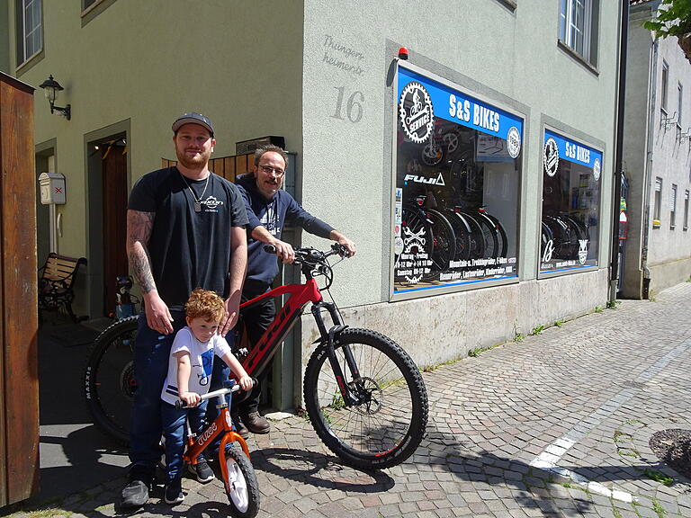Drei Generationen auf einem Bild vereint: Vater Stefan (rechts), Sohn Sascha (links) und Enkel Joel vor ihrem Fahrradladen in der Veitshöchheimer Ortsmitte. Drei Generationen auf einem Bild vereint: Vater Stefan (rechts), Sohn Sascha (links) und Enkel Joel vor ihrem Fahrradladen in der Veitshöchheimer Ortsmitte.