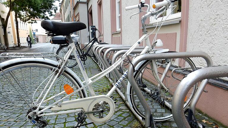 Die Fahrradabstellanlage in der Metzgergasse gilt als vorbildlich: Mitten im Stadtzentrum und mit der Möglichkeit, Vorderrad und Rahmen anzuschließen.