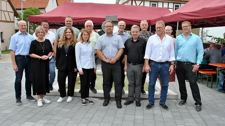 Offizielle Amtsträger und einige Vertreter der ausführenden Firmen und freuen sich über das gelungene Projekt, in der ersten Reihe stehen (von links): Eva Böhm, Julia Gerstberger, Anna Wehr (ALE), Michael Custodis, Andreas Hutzler, Gerd Bauer und Michael Schneider, dahinter zweiter Bürgermeister Peter Lindemann, Stefan Malika, Florian Schneidawind, Peter Gemmer, Tobias Hanika, Matthias Schreier und Ehefrau.