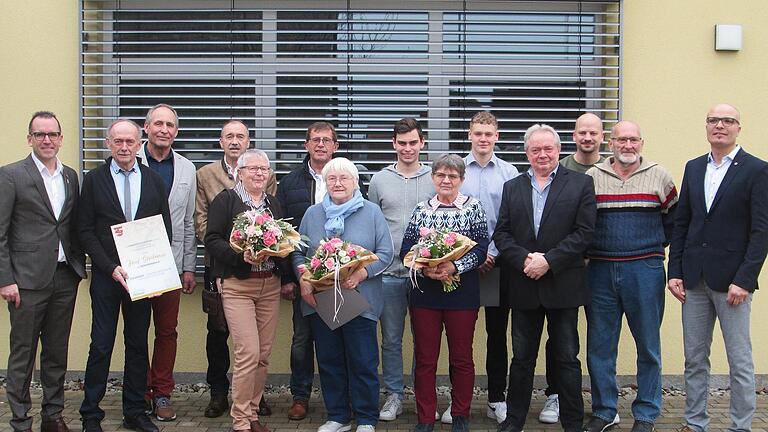 Bürgermeister René Gerner (l.) und sein Stellvertreter Dirk Volz (r.) würdigten das teils jahrzehntelange Engagement zahlreicher Fuchsstädter Bürger für ihren Heimatort. Unser Foto zeigt (vorne, von links) Josef Stockmann, der die Bürgermedaille e... - Bürgermeister René Gerner (l.) und sein Stellvertreter Dirk Volz (r.) würdigten das teils jahrzehntelange Engagement zahlreicher Fuchsstädter Bürger für ihren Heimatort. Unser Foto zeigt (vorne, von links) Josef Stockmann, der die Bürgermedaille erhielt, Birgit Hüfner, Lydia Gößmann, Marta Heid, Edgar Stockmann und Klaus Holzinger sowie (hinten, von links) Norbert Wahler, Günther Vormwald, Roland Stöth, Jannik Franz, Levin Zimmermann und Bernd Hopf. Bürgermeister René Gerner (l.) und sein Stellvertreter Dirk Volz (r.) würdigten das teils jahrzehntelange Engagement zahlreicher Fuchsstädter Bürger für ihren Heimatort. Unser Foto zeigt (vorne, von links) Josef Stockmann, der die Bürgermedaille e... - Bürgermeister René Gerner (l.) und sein Stellvertreter Dirk Volz (r.) würdigten das teils jahrzehntelange Engagement zahlreicher Fuchsstädter Bürger für ihren Heimatort. Unser Foto zeigt (vorne, von links) Josef Stockmann, der die Bürgermedaille erhielt, Birgit Hüfner, Lydia Gößmann, Marta Heid, Edgar Stockmann und Klaus Holzinger sowie (hinten, von links) Norbert Wahler, Günther Vormwald, Roland Stöth, Jannik Franz, Levin Zimmermann und Bernd Hopf.