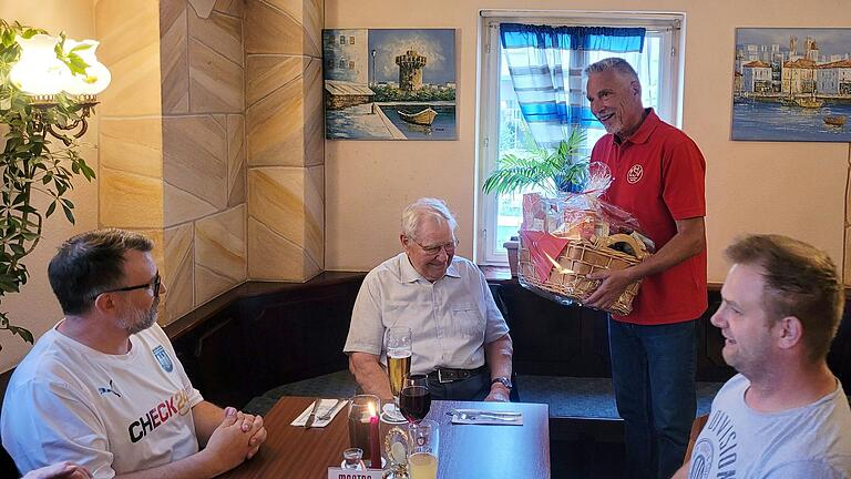 KSV Vorstand Hans Poschet überreicht dem ältesten Gewichthebertrainer des KSV Kitzingen einen Fresskorb als Dankeschön für seine langjährigen Dienste und Erfolge.