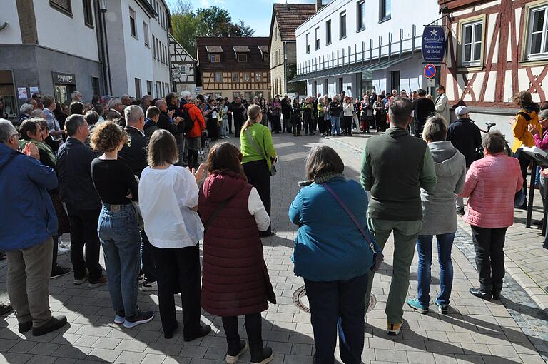 In der Hauptstraße 2 wurden Stolpersteine im Gedenken an Sara und Isaak Rosenbach verlegt.