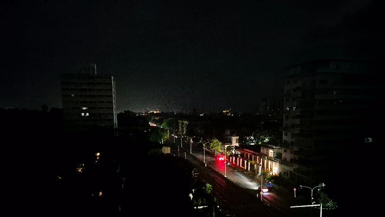 Stromausfall in Kuba       -  Havanna liegt im Dunkeln. Beleuchtet sind nur noch Hotels und Krankenhäuser, die Generatoren haben.