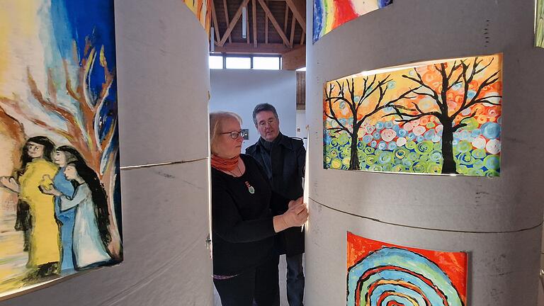 Ehepaar Hopf beim Aufbau der Wanderausstellung. - Ehepaar Hopf beim Aufbau der Wanderausstellung. Ehepaar Hopf beim Aufbau der Wanderausstellung. - Ehepaar Hopf beim Aufbau der Wanderausstellung.